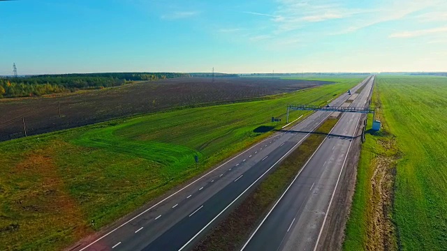 汽车在高速公路上行驶的鸟瞰图。汽车在路上行驶。高速公路路视频素材