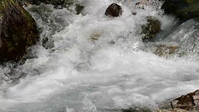 春天的高山河流视频素材