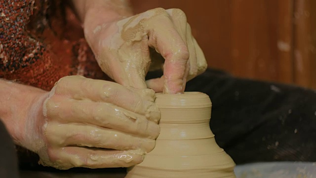 专业男陶工在车间制作陶瓷视频素材