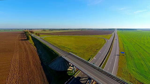 从桥上俯瞰高速公路。汽车和卡车在高速公路上行驶视频素材