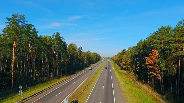 鸟瞰在森林公路上行驶的汽车。高速公路的森林视频素材