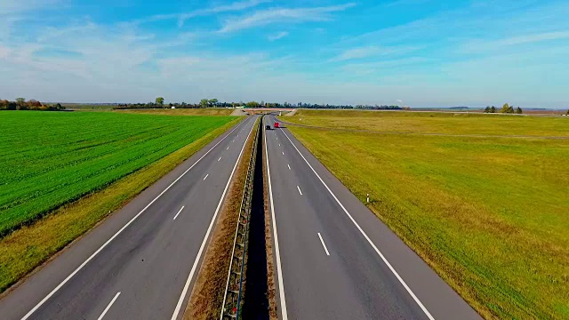 俯视图汽车行驶在笔直的道路上。高速公路上行驶的汽车视频素材