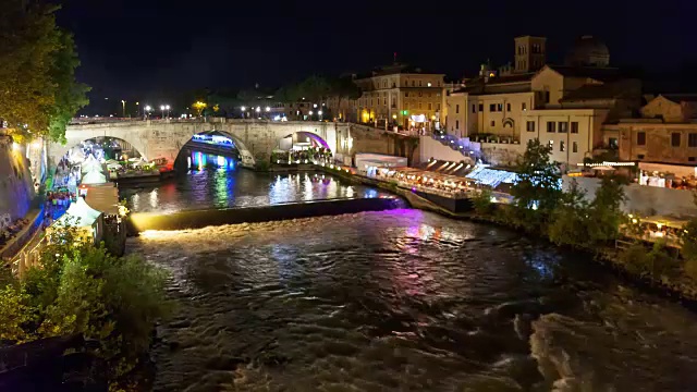 台伯河畔罗马的夜生活。视频素材