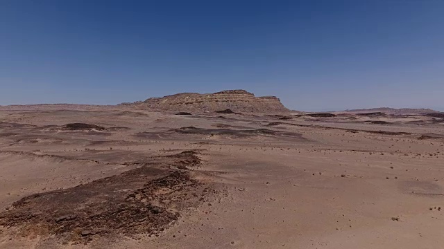 Makhtesh Ramon沙漠火山口的航拍照片视频素材