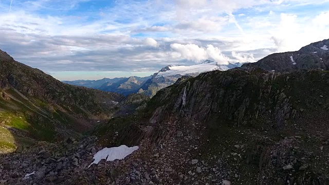 日落时高山的鸟瞰图视频素材