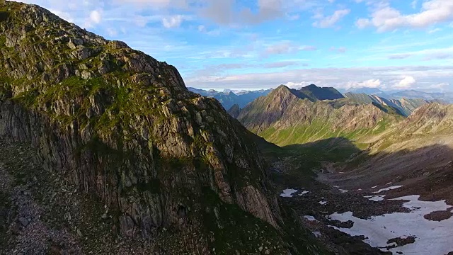 日落时高山的鸟瞰图视频素材