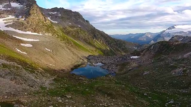 日落时高山的鸟瞰图视频素材