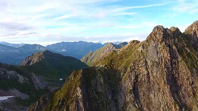 日落时高山的鸟瞰图视频素材