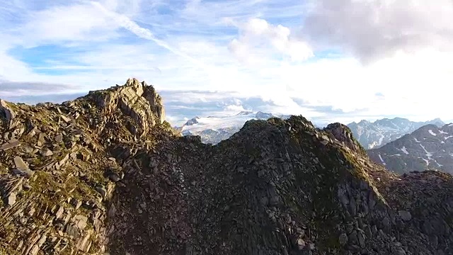 日落时高山的鸟瞰图视频素材