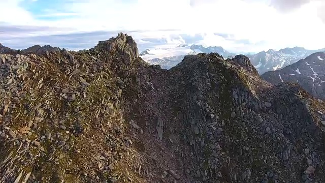 日落时高山的鸟瞰图视频素材