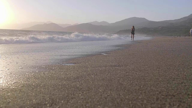 在海滩上慢跑的女人视频素材