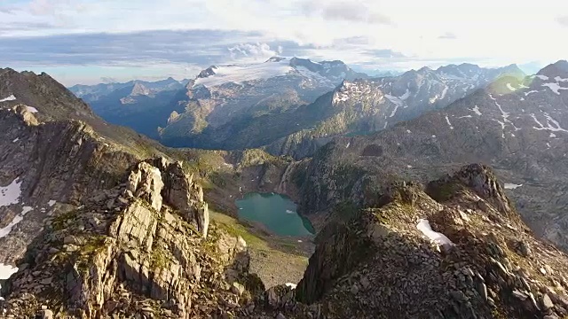 日落时高山的鸟瞰图视频素材