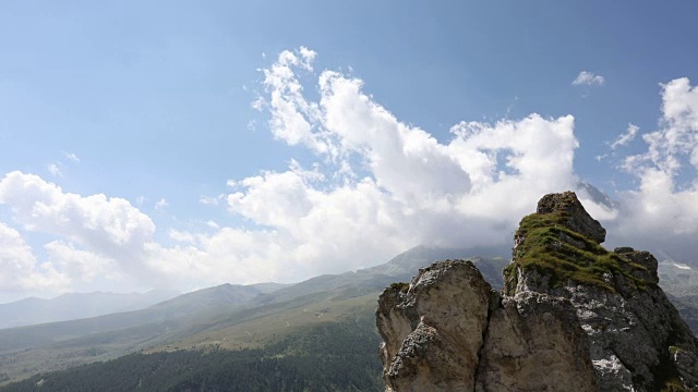 时间流逝的观点，云翻滚的山峰视频素材