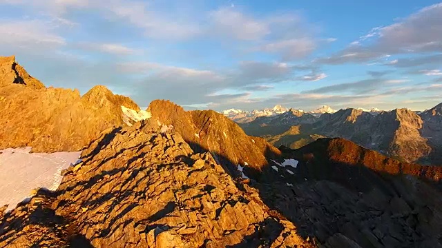 鸟瞰图的trail runner攀登岩石山在日出视频素材