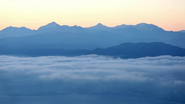 日本长野高博内富士山和须和湖的全景视频素材