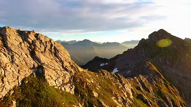 日落时高山景观的鸟瞰图视频素材