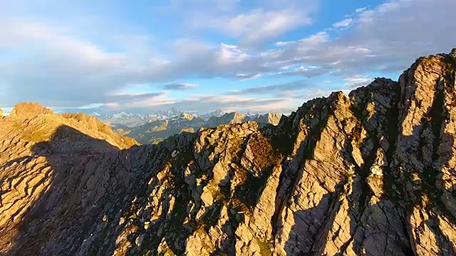 日落时高山景观的鸟瞰图视频素材