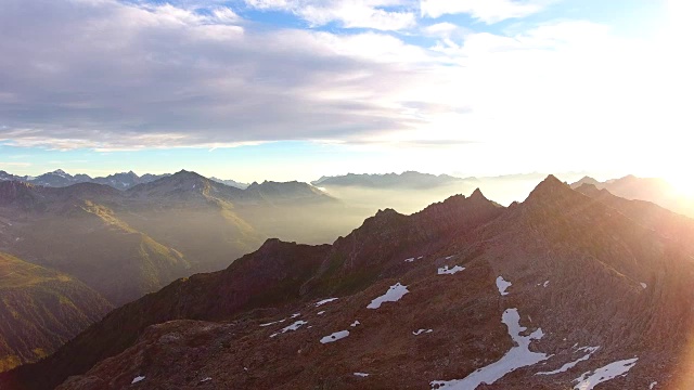 日落时高山景观的鸟瞰图视频素材