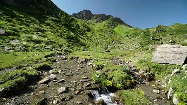 高山草甸和河流景观视频素材