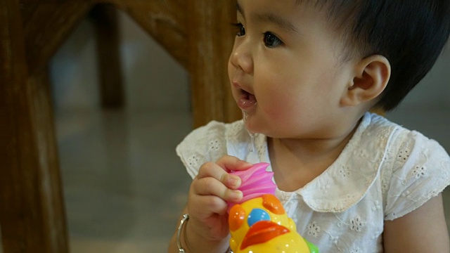 特写亚洲女婴的脸视频素材