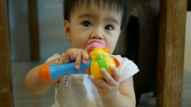 宝宝用嘴玩塑料玩具视频素材