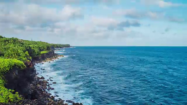 时间流逝-美丽的云移动在瓦胡岛海岸线，夏威夷视频素材