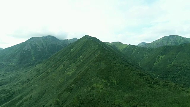 在有拷贝空间的山脊上方飞行视频素材