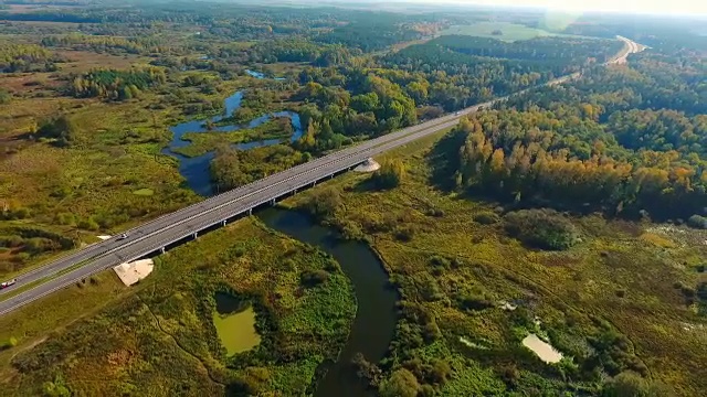 汽车在公路上行驶的空中景观。高速公路路视频素材