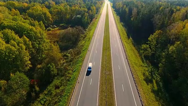 公路森林空中景观。森林景观中的柏油路视频素材