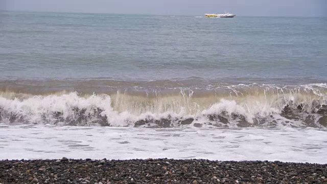 海上风暴。海浪在卵石海滩上翻滚。慢动作视频素材