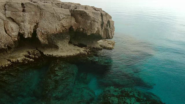 美丽的岩石和绿松石地中海全景，在地标格列科角塞浦路斯。海滨在夏天视频素材