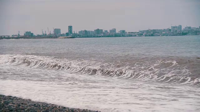 海上风暴。海浪在卵石海滩上翻滚。慢动作视频素材