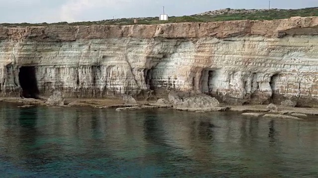 美丽的岩石和绿松石地中海全景，在地标格列科角塞浦路斯。海滨在夏天视频素材