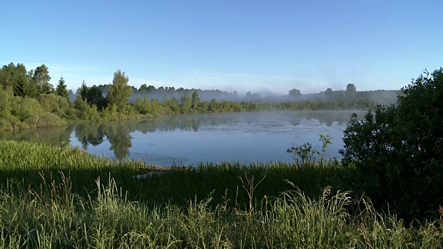 湖在日出在雾全景，波兰，-股票视频视频素材