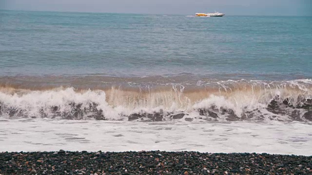 海上风暴。海浪在卵石海滩上翻滚。慢动作视频素材