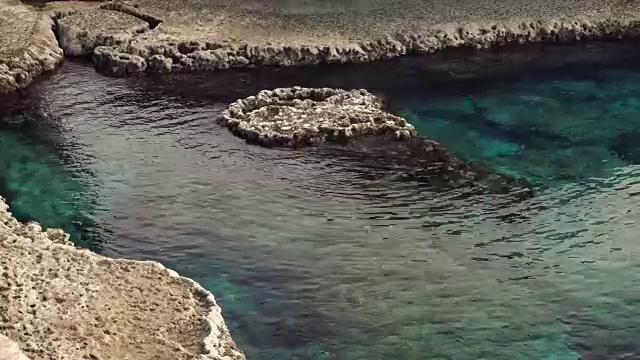 美丽的岩石和绿松石地中海全景，在地标格列科角塞浦路斯。海滨在夏天视频素材