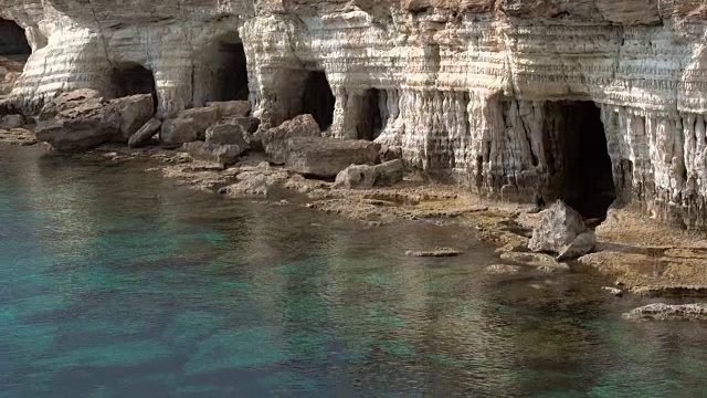 美丽的岩石和绿松石地中海全景，在地标格列科角塞浦路斯。海滨在夏天视频素材