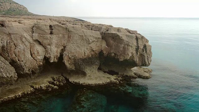 美丽的岩石和绿松石地中海全景，在地标格列科角塞浦路斯。海滨在夏天视频素材