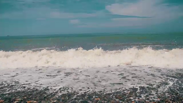 海上风暴。海浪在卵石海滩上翻滚视频素材