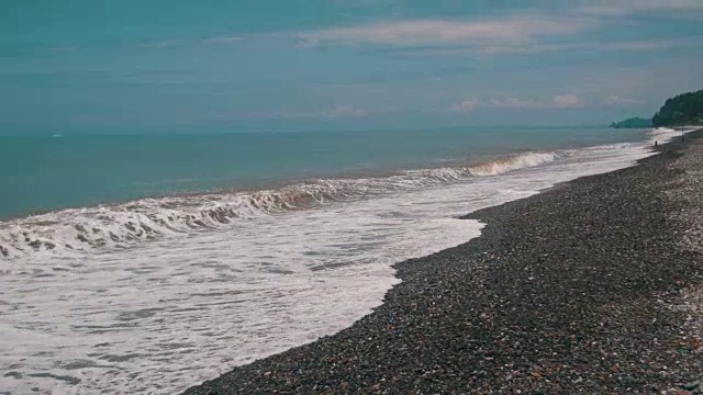 海上风暴。海浪在卵石海滩上翻滚视频素材