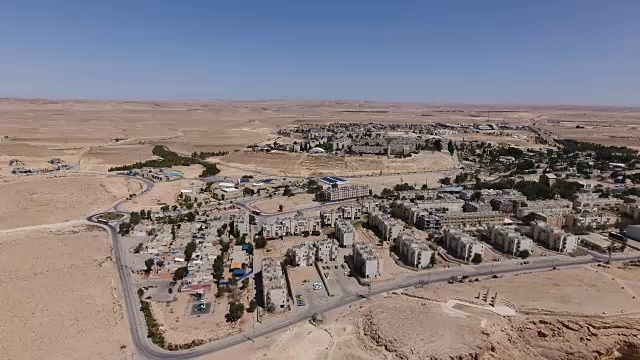 Mitzpe Ramon, Makhtesh Ramon边缘的一个城市视频素材