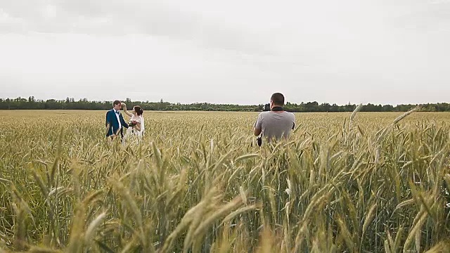 摄影师在给一对新婚夫妇拍照视频素材