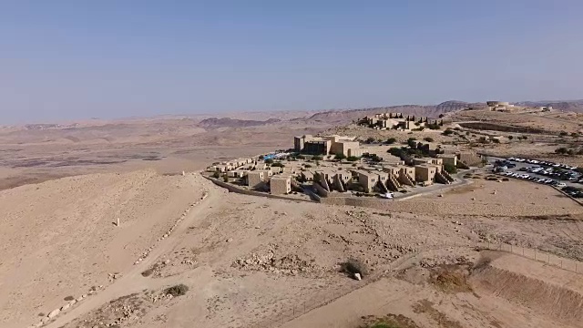 Mitzpe Ramon, Makhtesh Ramon边缘的一个城市视频素材