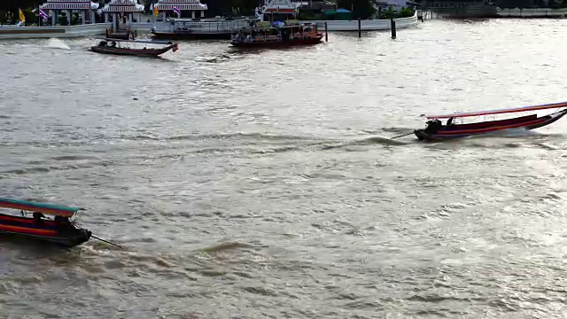 Top view traffic on Chao Phraya river泰国曼谷视频素材