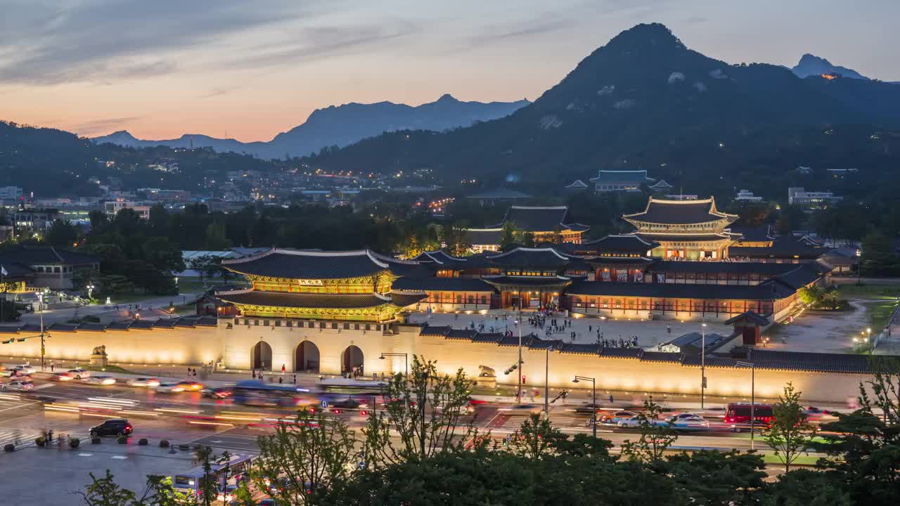 日落时分，在首尔中区光化门(旅游胜地)欣赏景福宫(国宝)视频素材