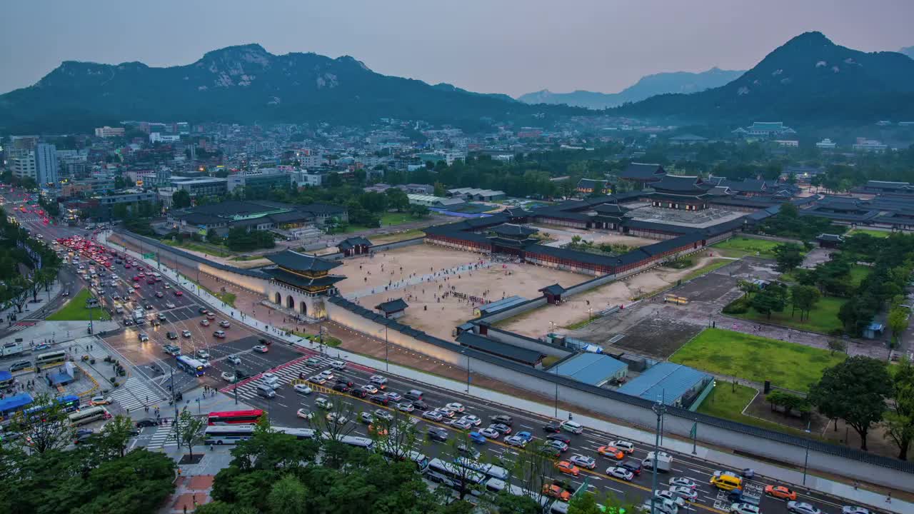 日落时分，在首尔中区光化门(旅游胜地)欣赏景福宫(国宝)视频素材