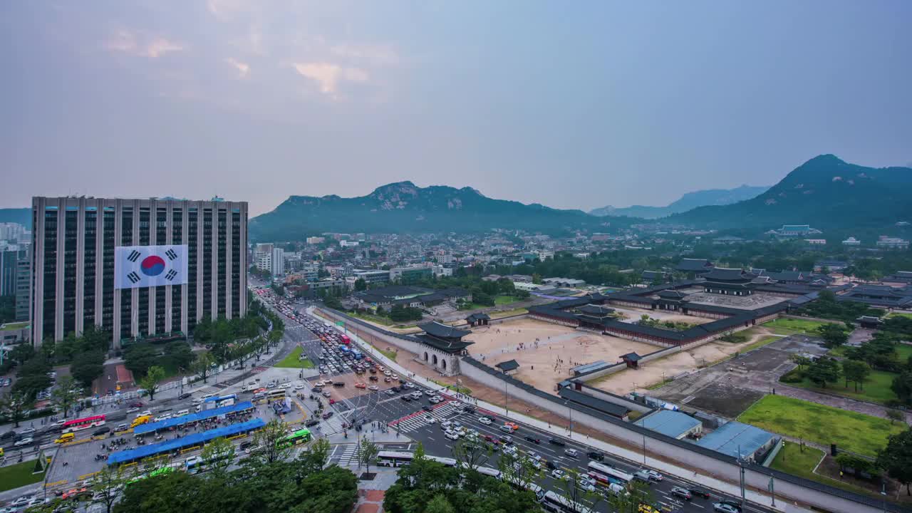 日落时分在首尔中区光化门(旅游胜地)欣赏景福宫(国宝)的夜景视频素材