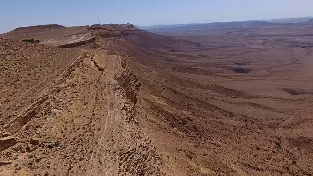 Makhtesh Ramon沙漠火山口的航拍照片视频素材