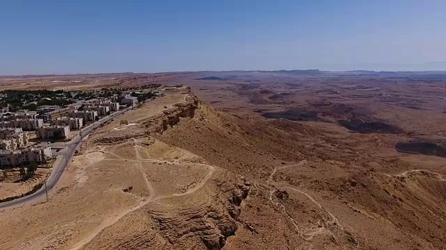 Mitzpe Ramon, Makhtesh Ramon边缘的一个城市视频素材