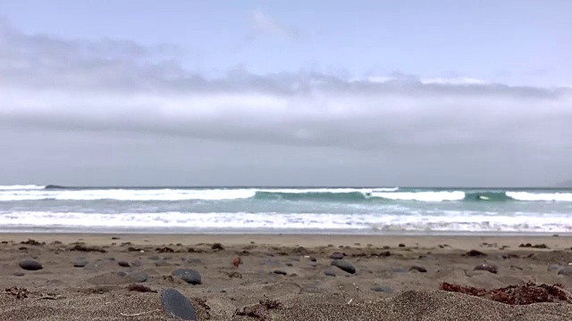 海浪撞击海滩的时间间隔视频素材